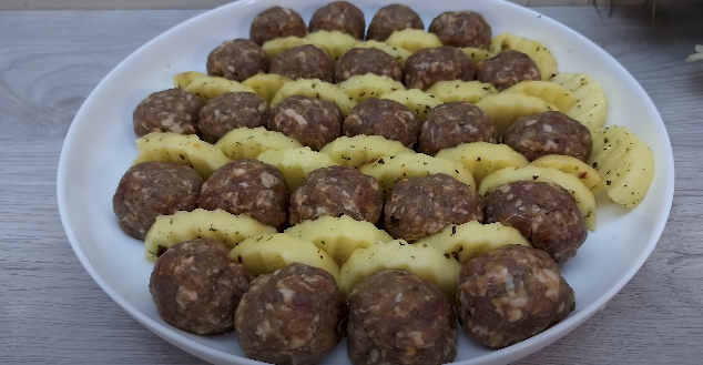 Zapečené kuličky z mletého masa s brambory podávané s čerstvým salátem