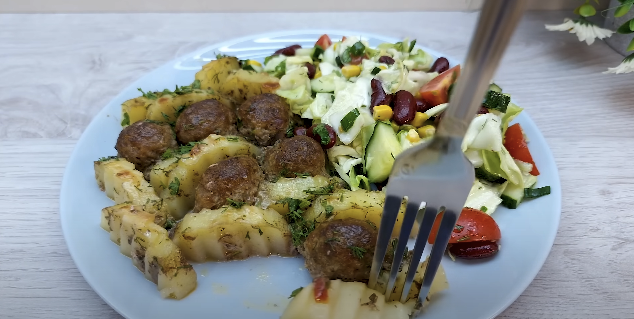 Zapečené kuličky z mletého masa s brambory podávané s čerstvým salátem