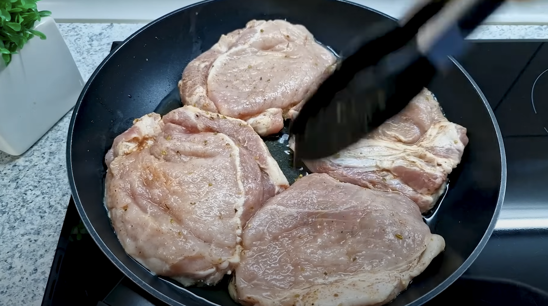 Smažené vepřové na cibulce s minerálkou, zeleninovým salátem a smetanovým dresinkem – Snadná večeře!