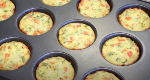 Muffinové cuketovo-bramborové koláčky se zeleninou a parmazánem s jemným dresinkem