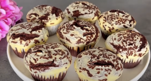 Jemné muffinové koláčky z čokoládového těsta s jogurtovo-vanilkovým krémem – Mňamka!