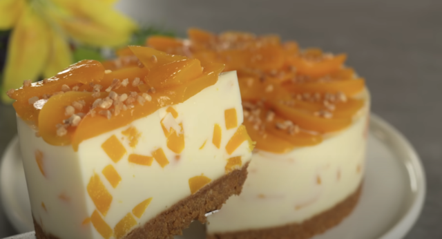 Broskvový dort se sušenkami a sladkým mléčným krémem - Letní ovocná pochoutka! Broskvový dort se sušenkami a sladkým mléčným krémem - Letní ovocná pochoutka!