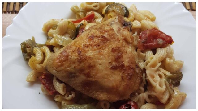 Babské kuře s kolínky z jednoho pekáče Babské kuře s kolínky z jednoho pekáče