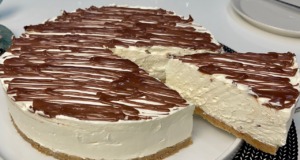 Nepečený mandlový dort s mascarpone krémem, kondenzovaným mlékem a čokoládou Nepečený sušenkový mandlový dort se smetanovým mascarpone krémem, kondenzovaným mlékem a čokoládou - Topí se v ústech!