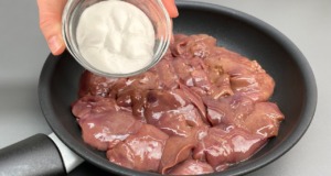 Delikátní kuřecí játra se smaženou křupavou cibulkou – Snadná a rychlá večeře! Delikátní pečená kuřecí játra se smaženou křupavou cibulkou - Snadná a rychlá večeře!
