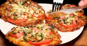 Smažené masové placičky s pórkem, slaninou, rajčaty a mozzarellou v bramborovém základu Smažené placičky z mletého masa v bramborovém základu se směsí pórku a slaniny s rajčaty a mozzarellou