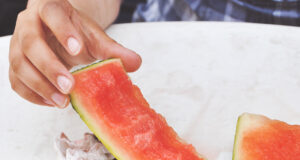 Jak se co nejrychleji a na co nejdelší dobu zbavit slimáků na zahradě? Stačí Vám obyčejné šlupky od melounu