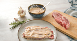 Recept na vynikající jogurtovou marinádu, která vylepší každé grilování