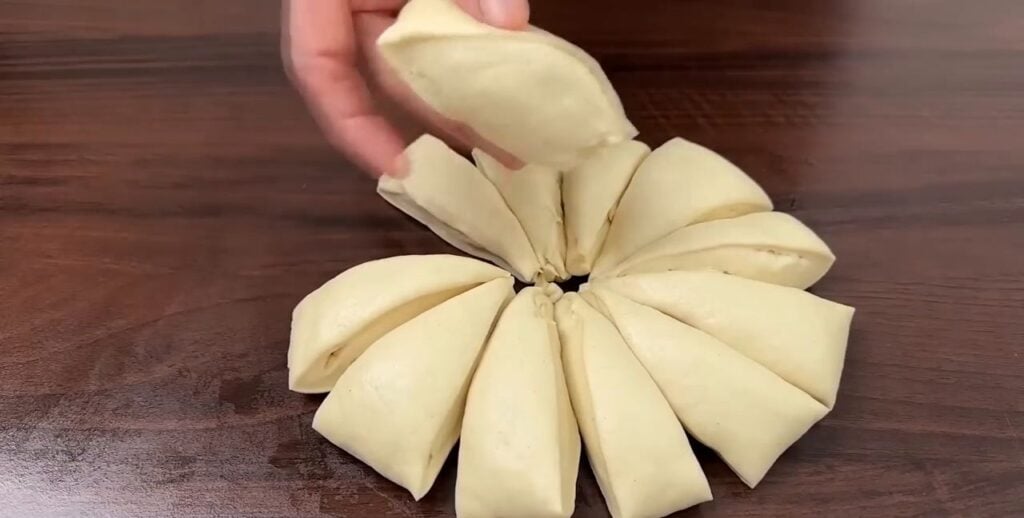 Domácí křehoučké máslové croissanty z hebkého těsta - Ideální k horkému čaji!