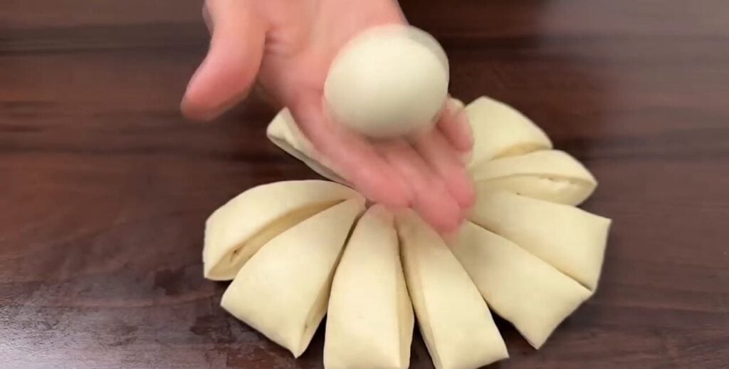 Domácí křehoučké máslové croissanty z hebkého těsta - Ideální k horkému čaji!