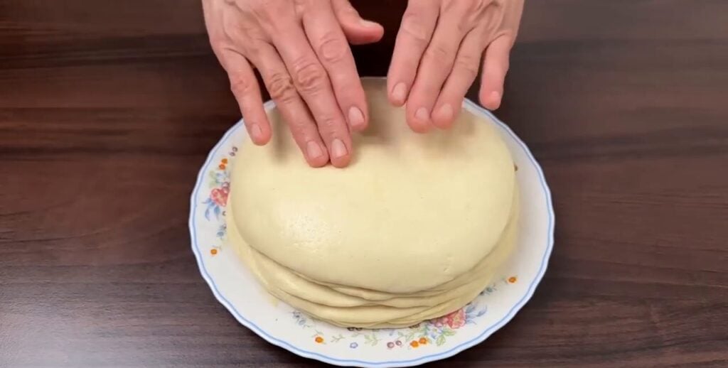 Domácí křehoučké máslové croissanty z hebkého těsta - Ideální k horkému čaji!