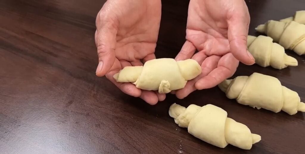 Domácí křehoučké máslové croissanty z hebkého těsta - Ideální k horkému čaji!