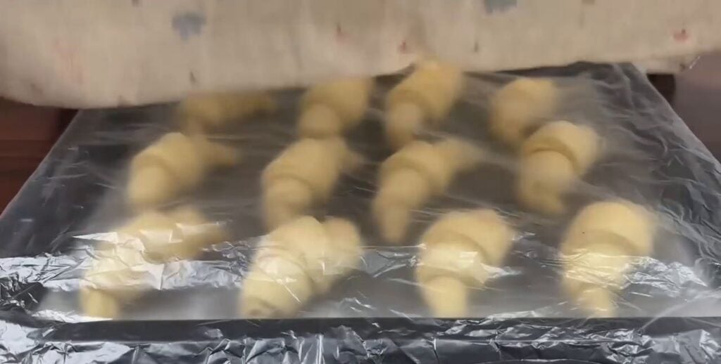 Domácí křehoučké máslové croissanty z hebkého těsta - Ideální k horkému čaji!