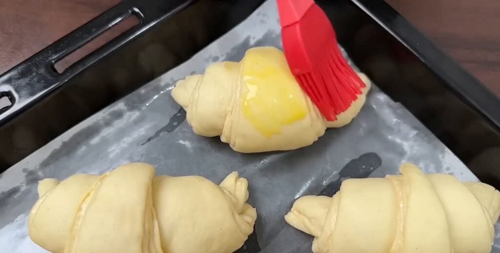 Domácí křehoučké máslové croissanty z hebkého těsta - Ideální k horkému čaji!