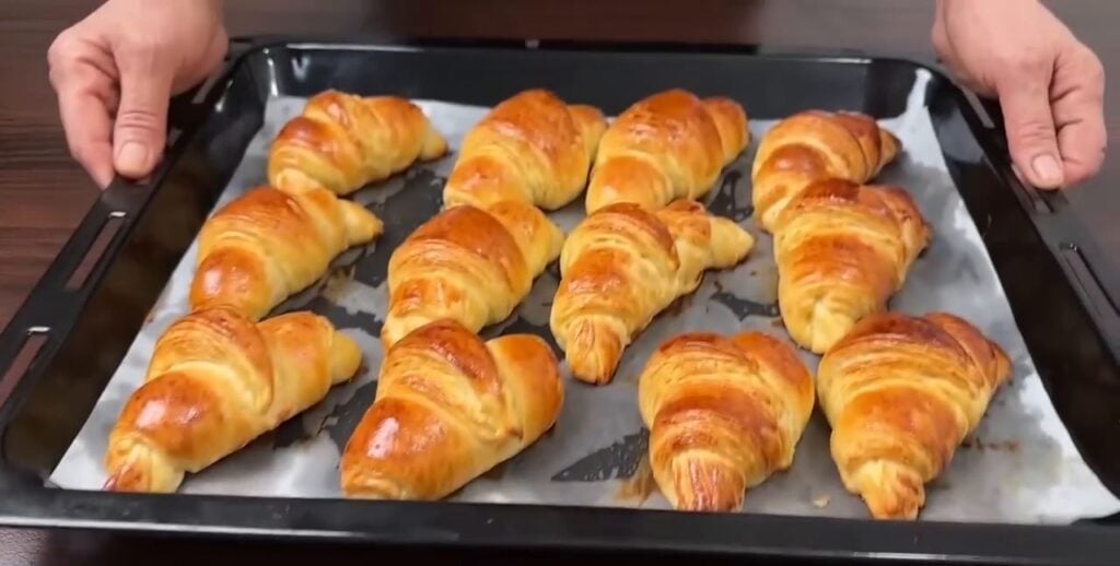 Domácí křehoučké máslové croissanty z hebkého těsta - Ideální k horkému čaji!