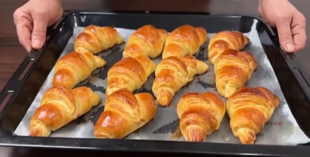 Domácí křehoučké máslové croissanty z hebkého těsta - Ideální k horkému čaji!