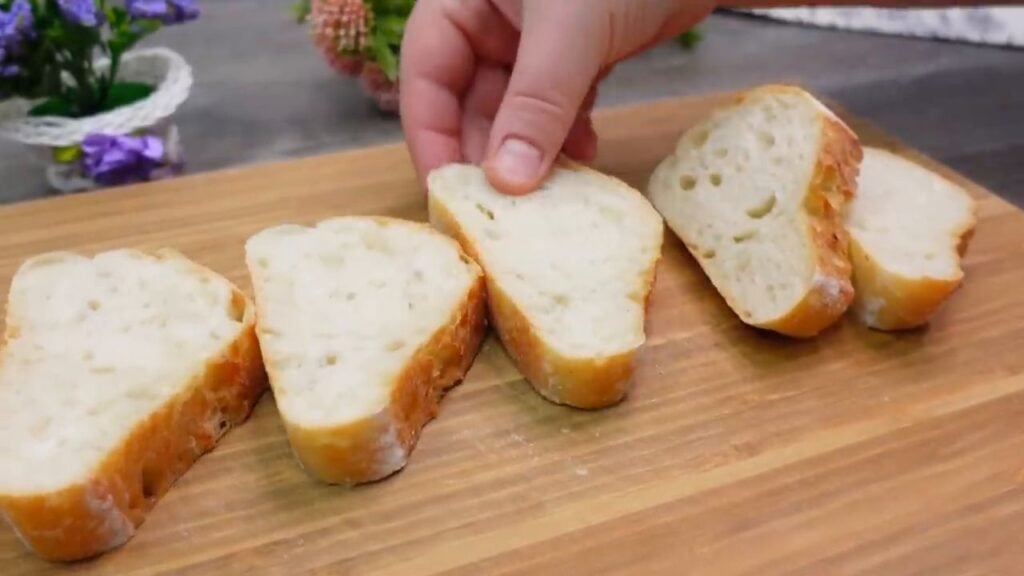 Jemné řezy vepřové panenky v delikátní aromatické omáčce s karamelizovanou zeleninou a opečenou česnekovou bagetou