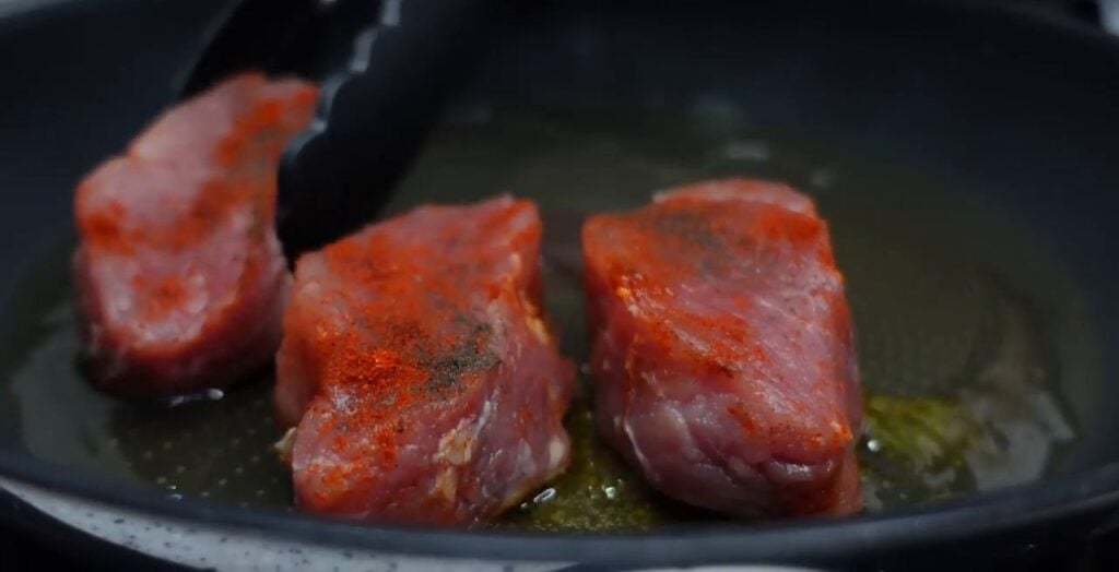 Jemné řezy vepřové panenky v delikátní aromatické omáčce s karamelizovanou zeleninou a opečenou česnekovou bagetou