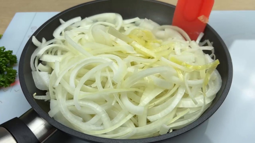 Zapečený cibulový koláč se zeleninou, sýrem feta, tvrdým sýrem a rajčaty ve tvaru pizzy