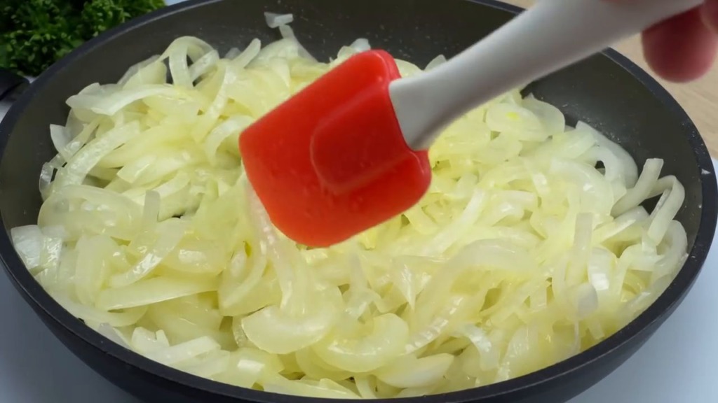 Zapečený cibulový koláč se zeleninou, sýrem feta, tvrdým sýrem a rajčaty ve tvaru pizzy