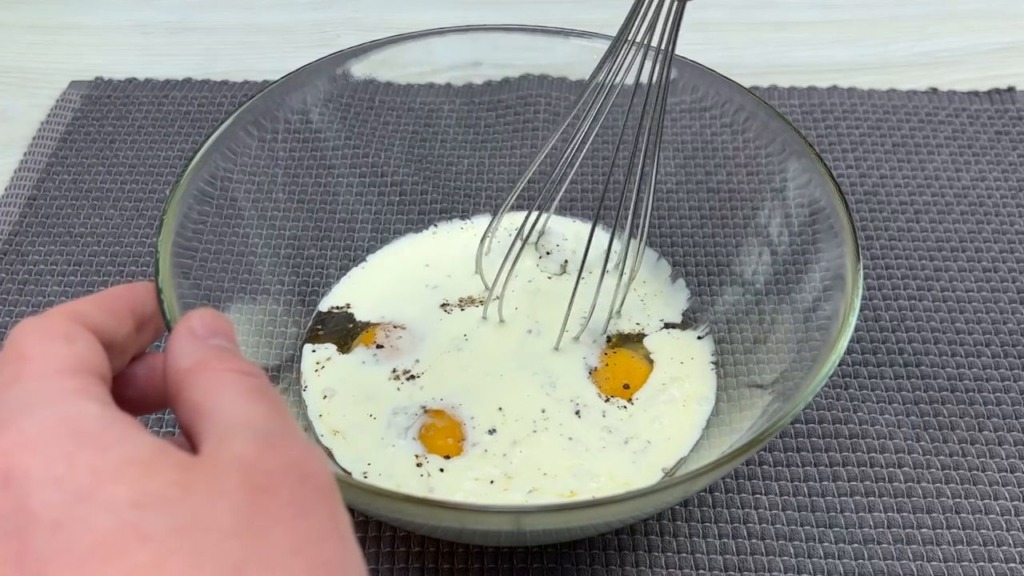 Zapečený cibulový koláč se zeleninou, sýrem feta, tvrdým sýrem a rajčaty ve tvaru pizzy