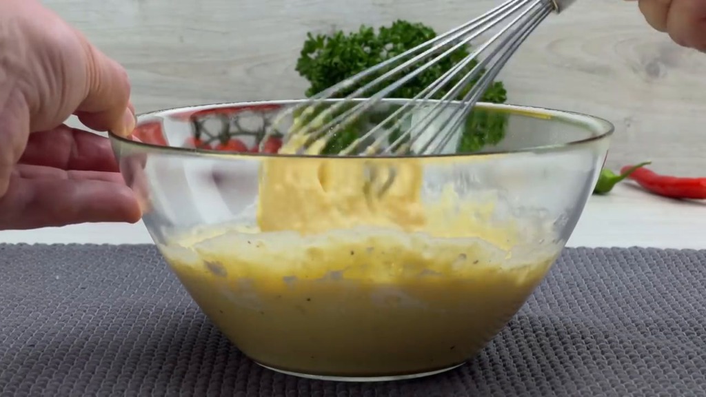 Zapečený cibulový koláč se zeleninou, sýrem feta, tvrdým sýrem a rajčaty ve tvaru pizzy