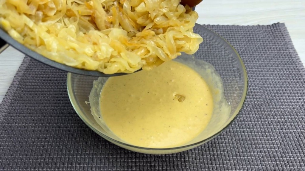 Zapečený cibulový koláč se zeleninou, sýrem feta, tvrdým sýrem a rajčaty ve tvaru pizzy