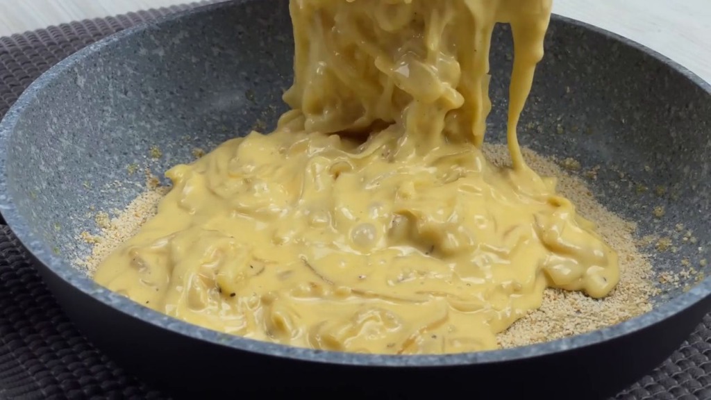 Zapečený cibulový koláč se zeleninou, sýrem feta, tvrdým sýrem a rajčaty ve tvaru pizzy