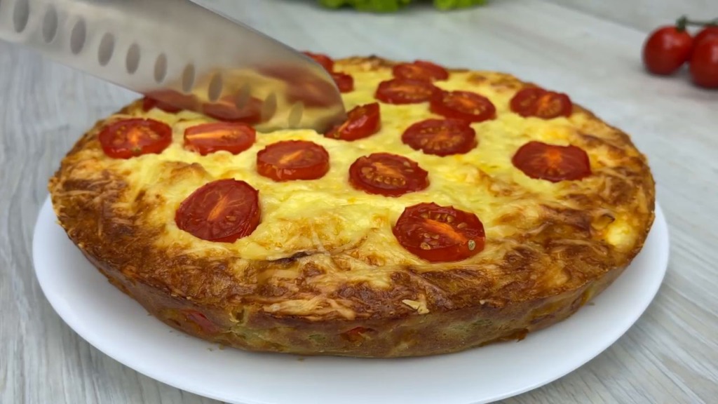 Zapečený cibulový koláč se zeleninou, sýrem feta, tvrdým sýrem a rajčaty ve tvaru pizzy