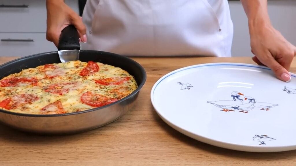 Zdravá domácí cuketová pizza se zeleninou, bílým jogurtem a sýrem podávaná jemným dresinkem