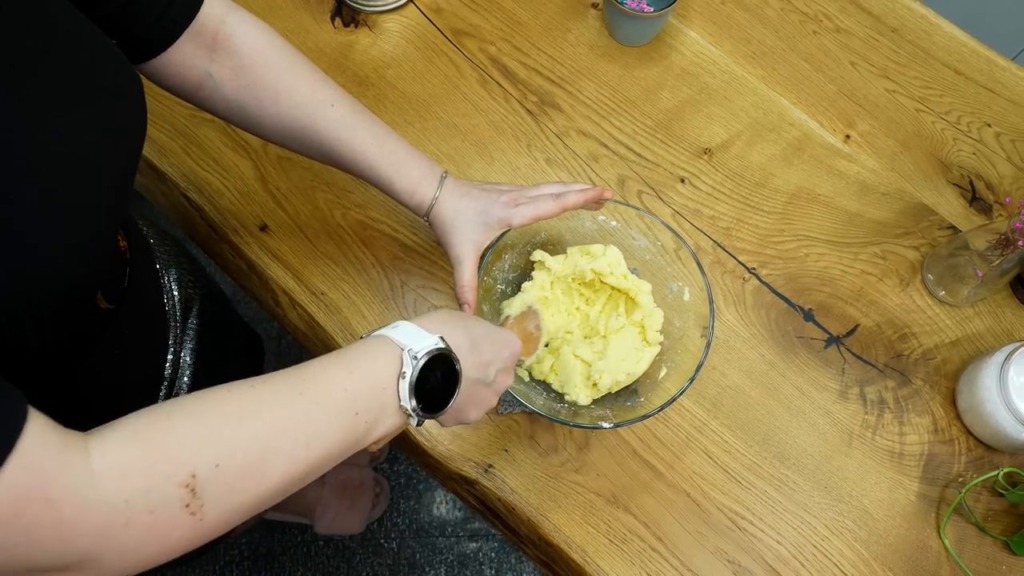 Smažené křupavé brambůrky s petrželkou podávané s jemným dresinkem - Slaná pochoutka k TV