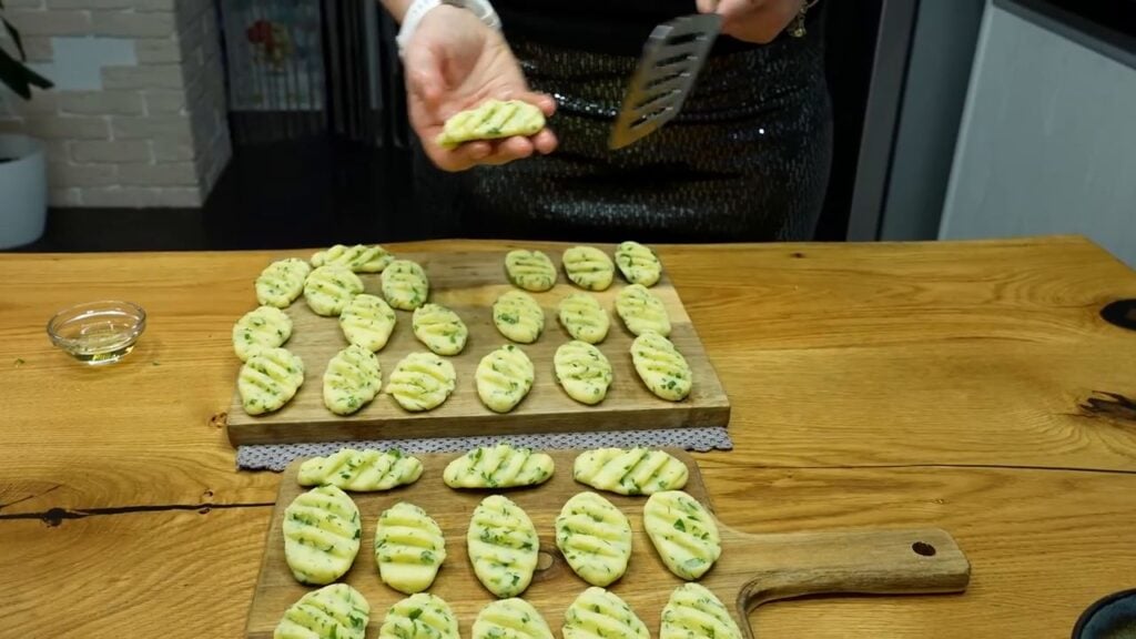 Smažené křupavé brambůrky s petrželkou podávané s jemným dresinkem - Slaná specialita!