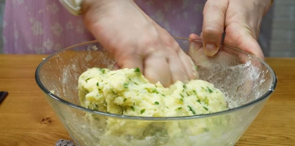 Bramborová křupavá pochoutka s petrželkou a sýrem mozzarella - Křupavé občerstvení!