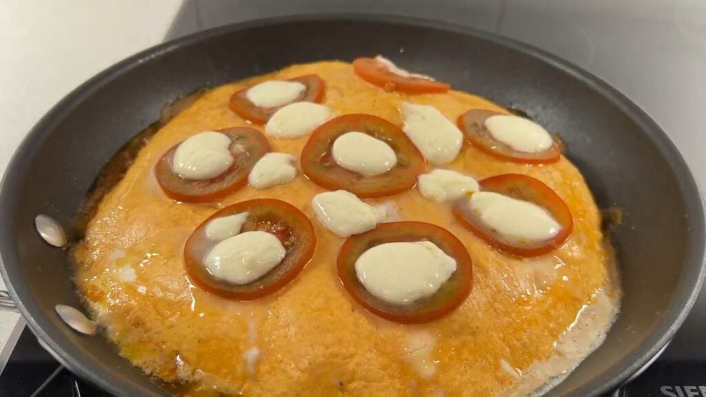 Křupavá tortilla ve tvaru pizzy s mletým masem, sýrem, rajčaty a mozzarellou - rychlá večeře na stole!