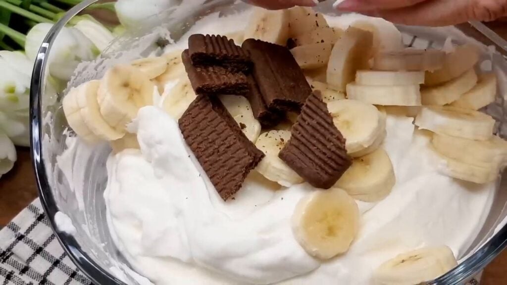 Desert de fructe fără coacere cu căpșuni, banane și mascarpone cu glazură