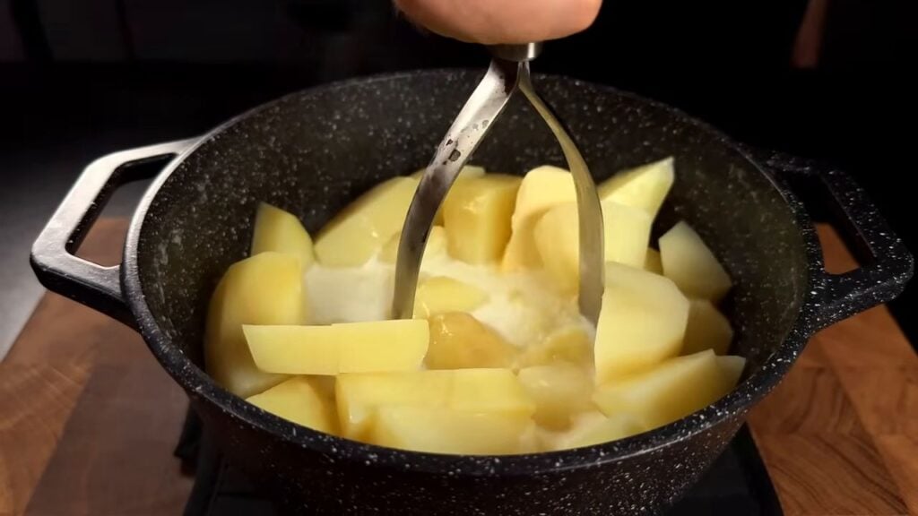 Zapečené mleté hovězí karbanátky se zeleninou podávané s bramborovou kaší, salátem a přílohou - Vydatná večeře na stole!