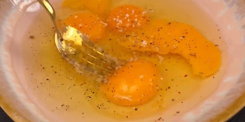 Křupavé rolky s bramborovo-sýrovým základem plněné směsí mletého masa se sýrem mozzarella