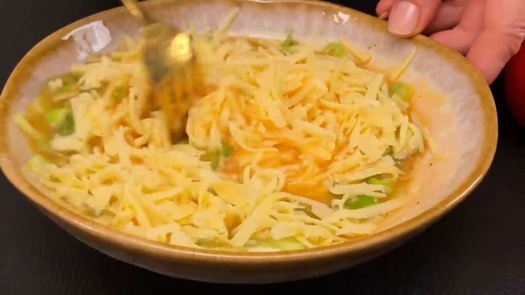 Křupavé rolky s bramborovo-sýrovým základem plněné směsí mletého masa se sýrem mozzarella