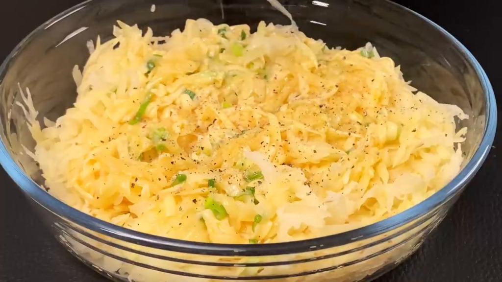 Křupavé rolky s bramborovo-sýrovým základem plněné směsí mletého masa se sýrem mozzarella