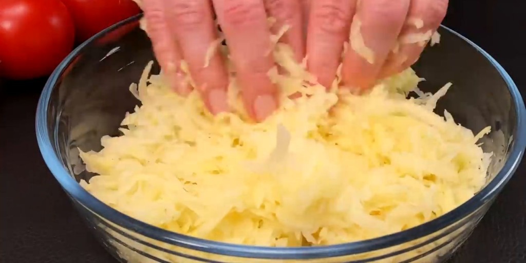 Křupavé rolky s bramborovo-sýrovým základem plněné směsí mletého masa se sýrem mozzarella