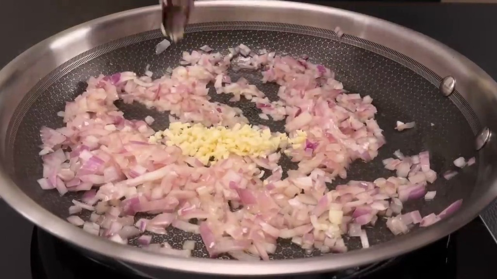 Křupavé rolky s bramborovo-sýrovým základem plněné směsí mletého masa se sýrem mozzarella