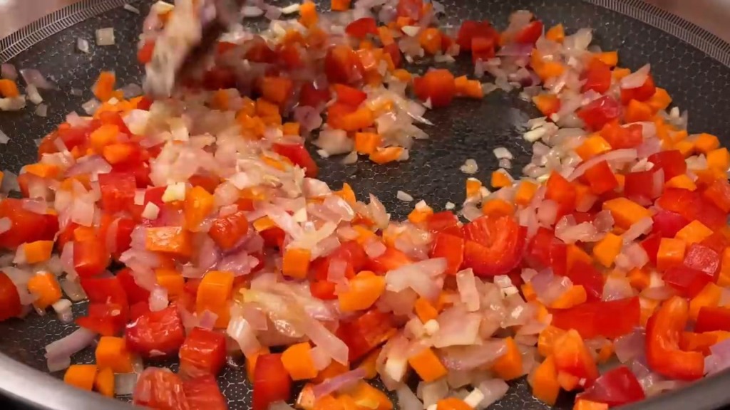 Křupavé rolky s bramborovo-sýrovým základem plněné směsí mletého masa se sýrem mozzarella
