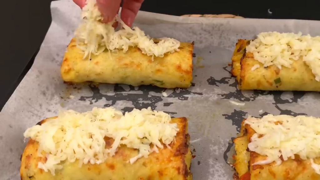 Křupavé rolky s bramborovo-sýrovým základem plněné směsí mletého masa se sýrem mozzarella