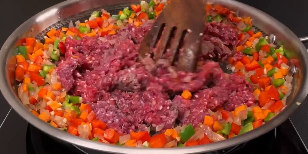Křupavé rolky s bramborovo-sýrovým základem plněné směsí mletého masa se sýrem mozzarella