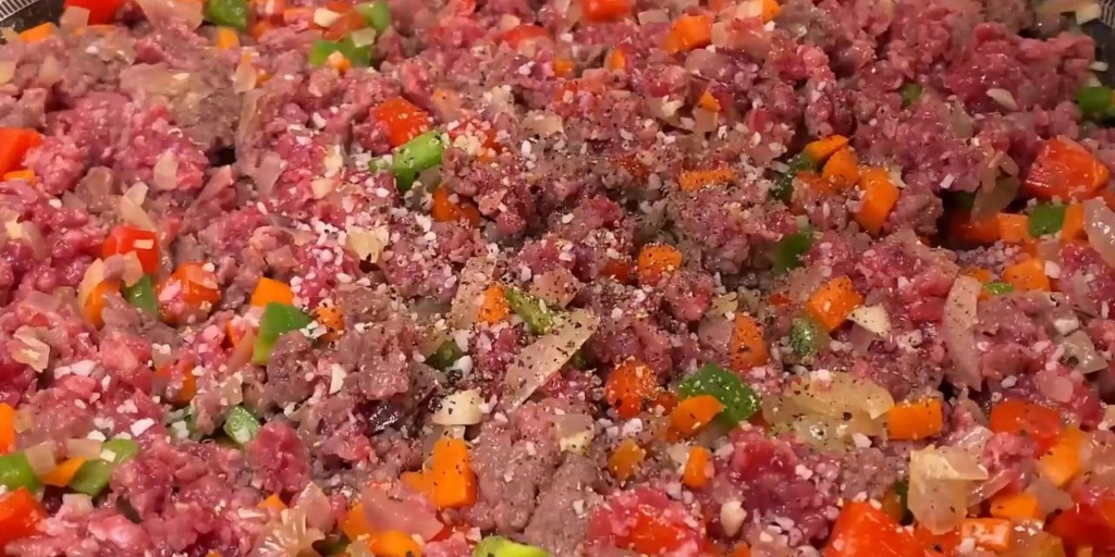 Křupavé rolky s bramborovo-sýrovým základem plněné směsí mletého masa se sýrem mozzarella