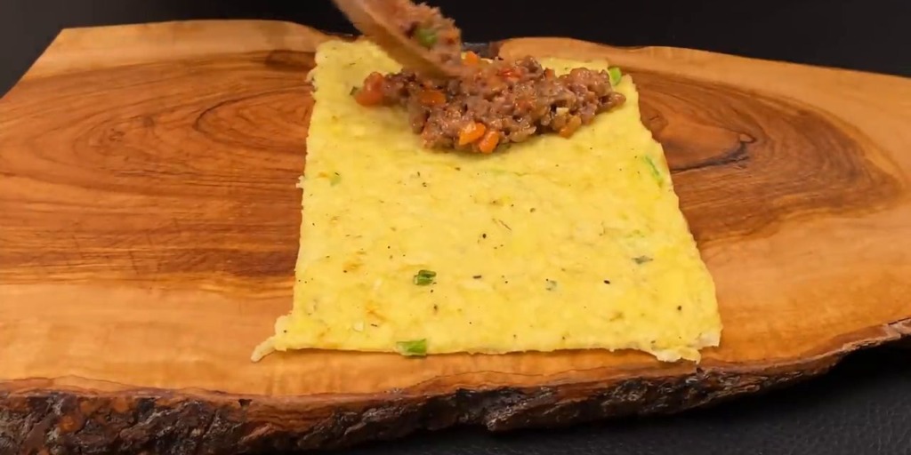 Křupavé rolky s bramborovo-sýrovým základem plněné směsí mletého masa se sýrem mozzarella