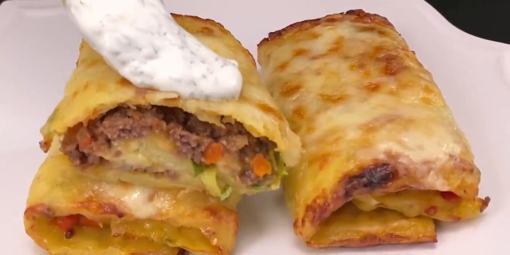 Křupavé rolky s bramborovo-sýrovým základem plněné směsí mletého masa se sýrem mozzarella