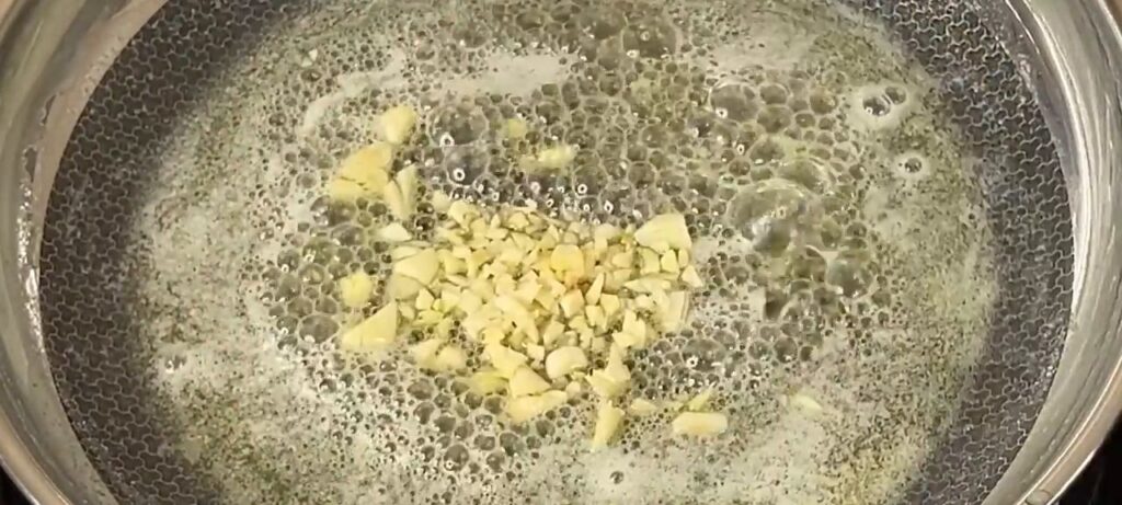 Lahodné špagety v jemné smetanovo-sýrové omáčce - Jednoduchý oběd nebo večeře!