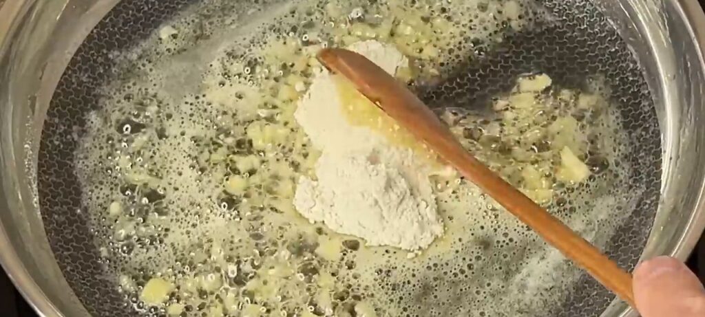 Lahodné špagety v jemné smetanovo-sýrové omáčce - Jednoduchý oběd nebo večeře!