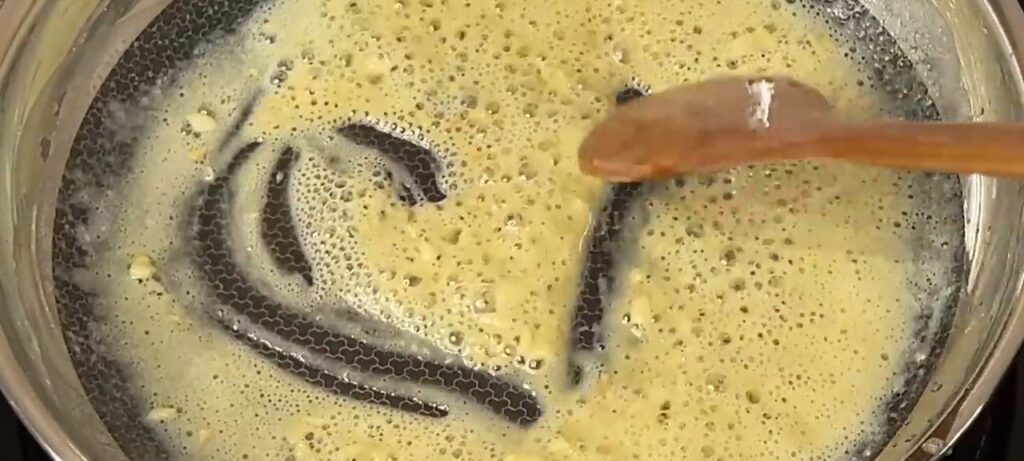 Lahodné špagety v jemné smetanovo-sýrové omáčce - Jednoduchý oběd nebo večeře!